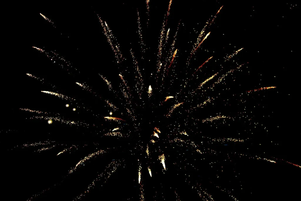 Gerbe dorée d'un feu d'artifice dans le ciel nocturne