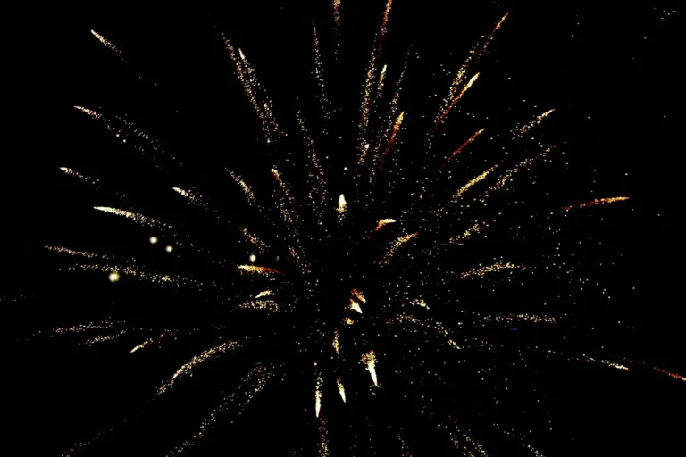 Gerbe dorée d'un feu d'artifice dans le ciel nocturne