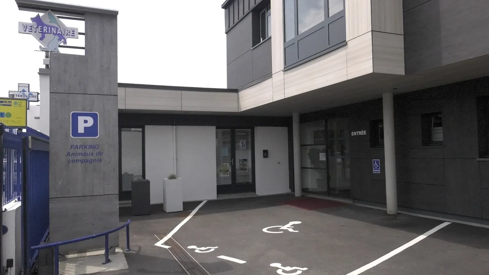 Parking de la clinique avec places réservées aux personnes à mobilité réduite