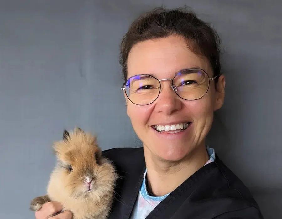 Céline, auxiliaire spécialisée vétérinaire à la Clinique de l'Élorn