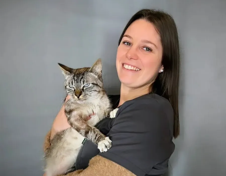 Charlène, auxiliaire spécialisée vétérinaire à la Clinique de l'Élorn