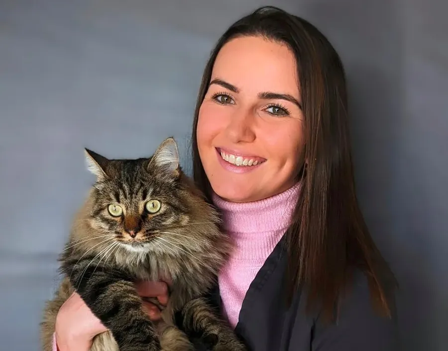 Justine, auxiliaire spécialisée vétérinaire à la Clinique de l'Élorn
