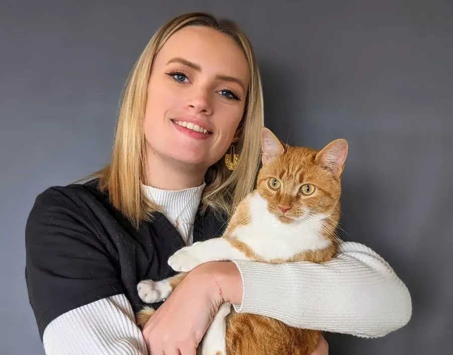 Romy, auxiliaire spécialisée vétérinaire à la Clinique de l'Élorn